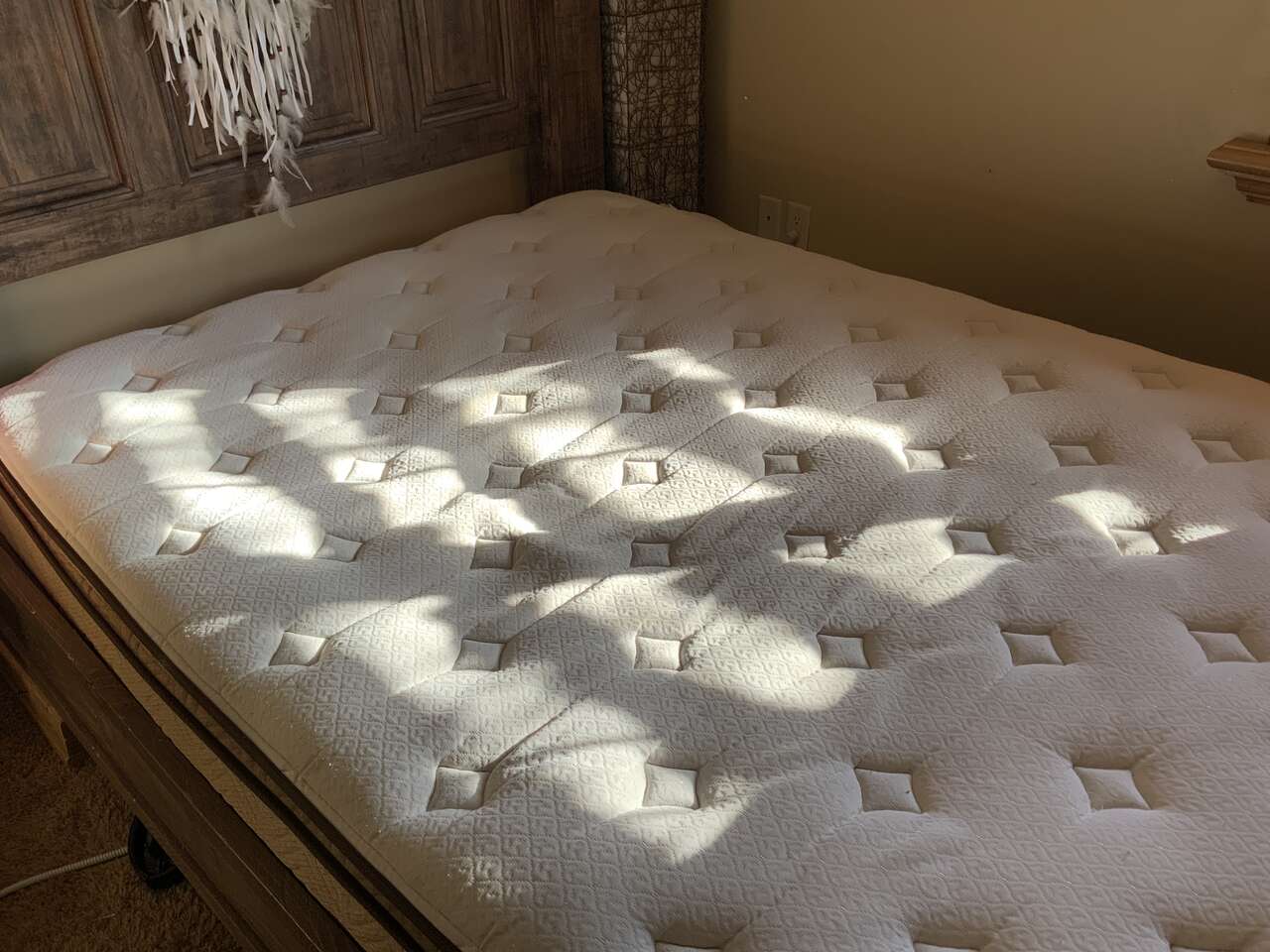 USED QUEEN SIZE PILLOW TOP MATTRESS. NO STAINS OR TEARS. IN GREAT CONDITION. CASH/VENMO ONLY