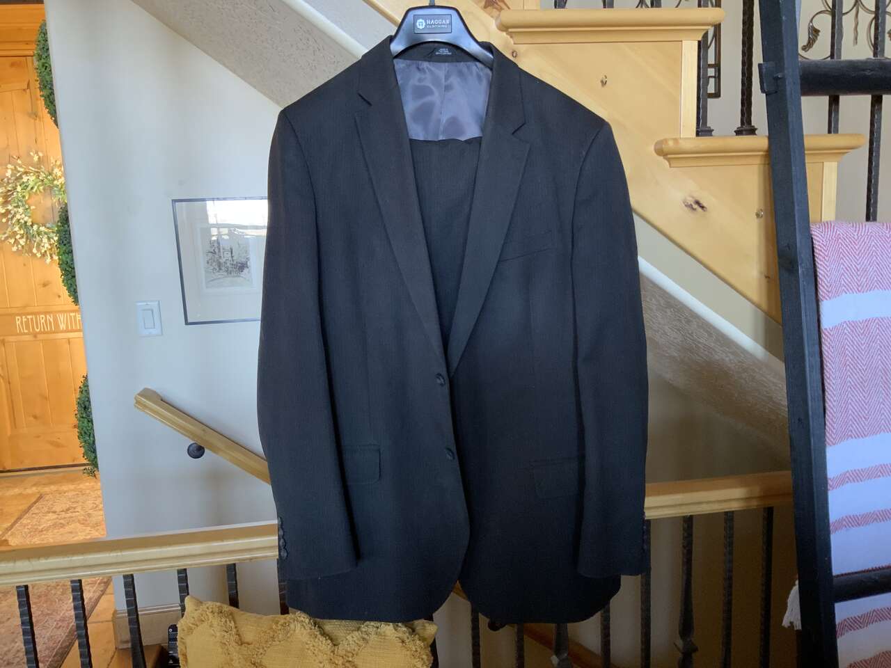 BEAUTIFUL MENS HAGGAR TWO PIECE SUIT. DARK GRAY WITH LIGHT PIN STRIPES. SIZE 48L TAILORED FIT. IN GREAT CONDITION.