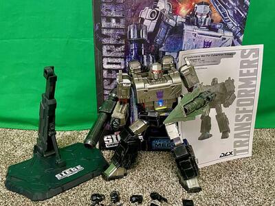 Megatron (Siege) Display Figure - DLX ThreeZero