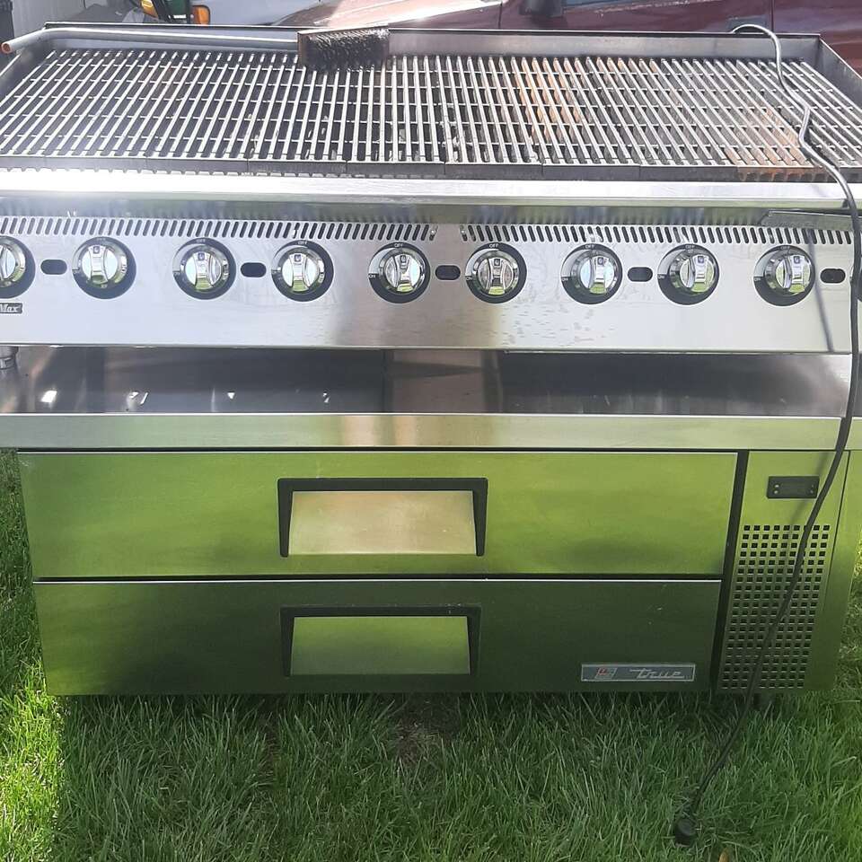 10 Burners gas charbroiler and a chef base