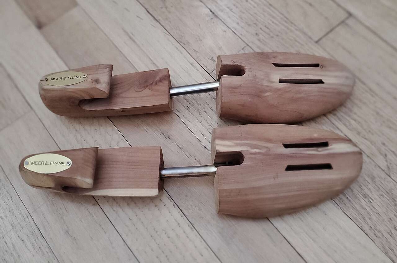 Myer and Frank Cedar Shoe Tree for Men/Women 1 Pair Spring Loaded to fit all shoe types.