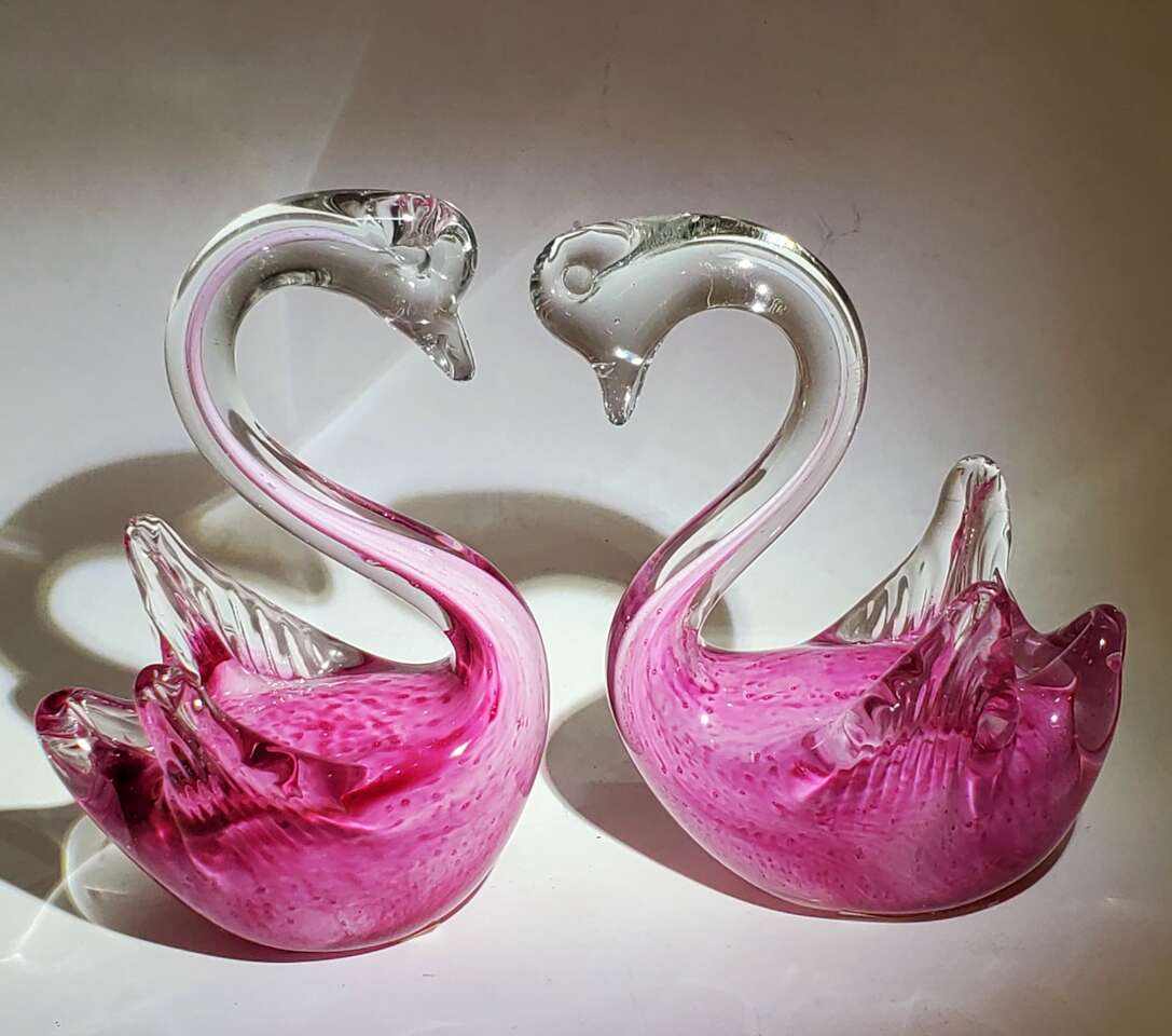 Beautiful Pair of Hot Pink Swan Art Glass Figurines