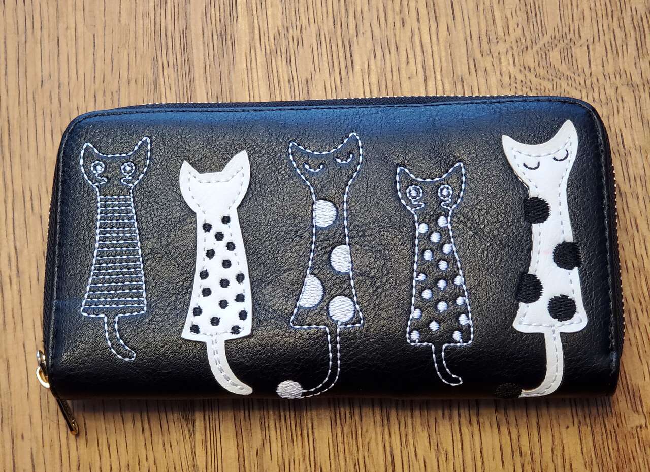 Wallet/Coin Purse/Cell Phone Holder. Five Embroidered Cats. 7.5 X 4 inches.