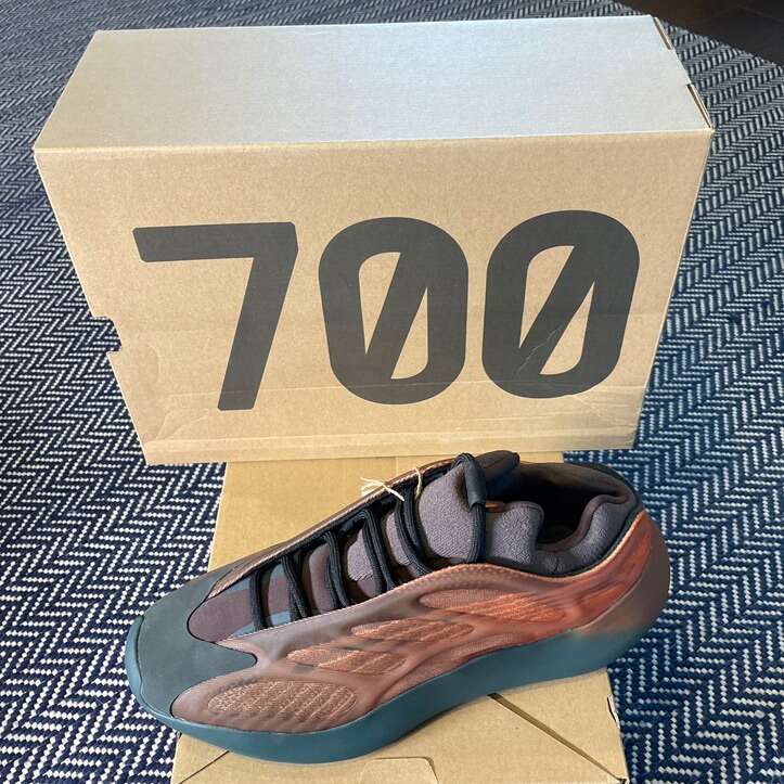 BNIB YZY 700 V3 Size 10 1/2