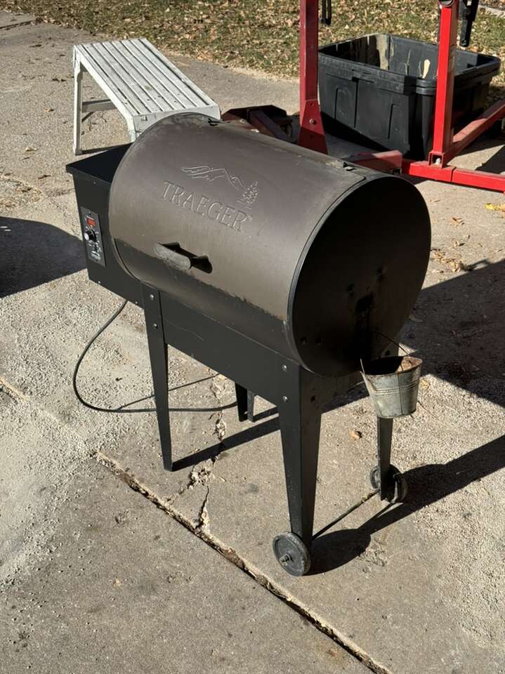 TRAEGER JUNIOR ELITE 20 PELLET GRILL Furniture
