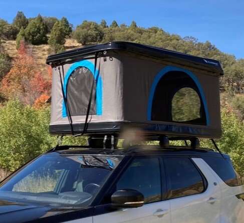 Clamshell roof top tent