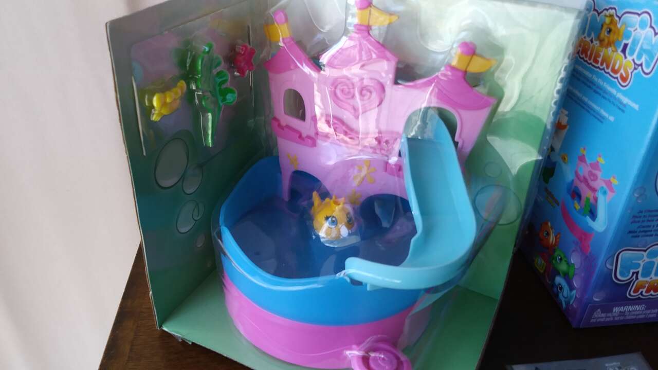 Fin Fin Friends Caribbean Castle Interactive Aquarium