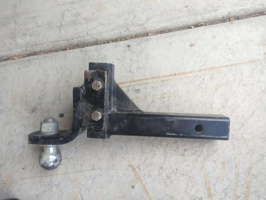 Adjustable drop hitch