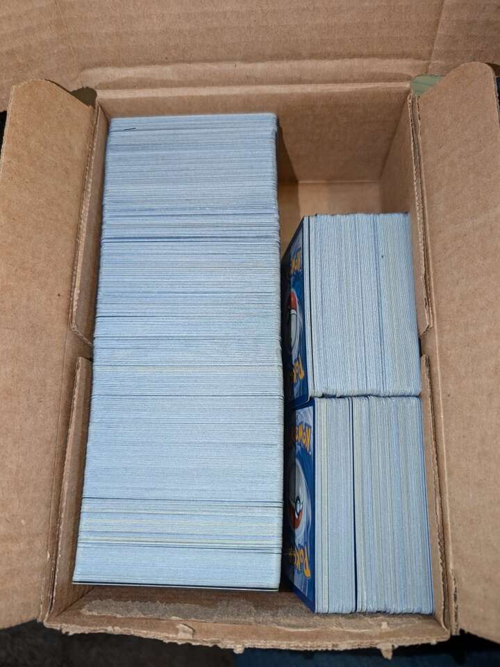 Approximately 1000 Pokemon Cards