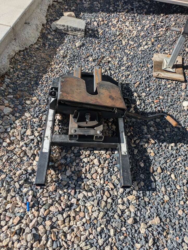 Pull right 20 k slider hitch.