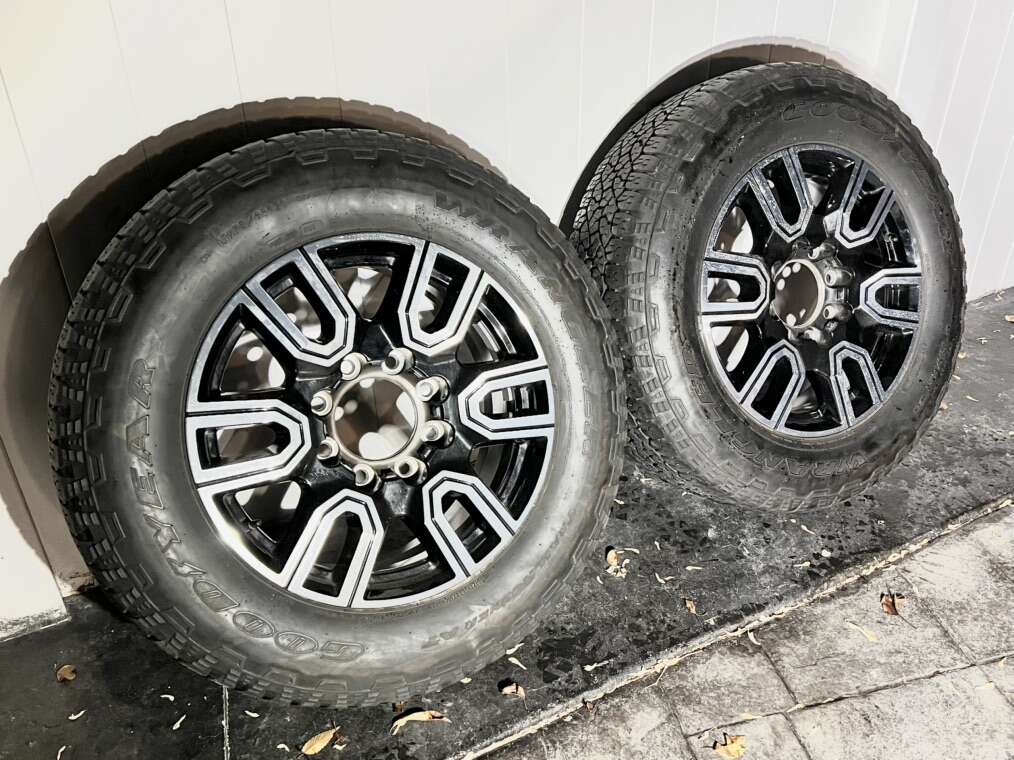 2 GMC Sierra Wheels Tires 275/65/20 8x180