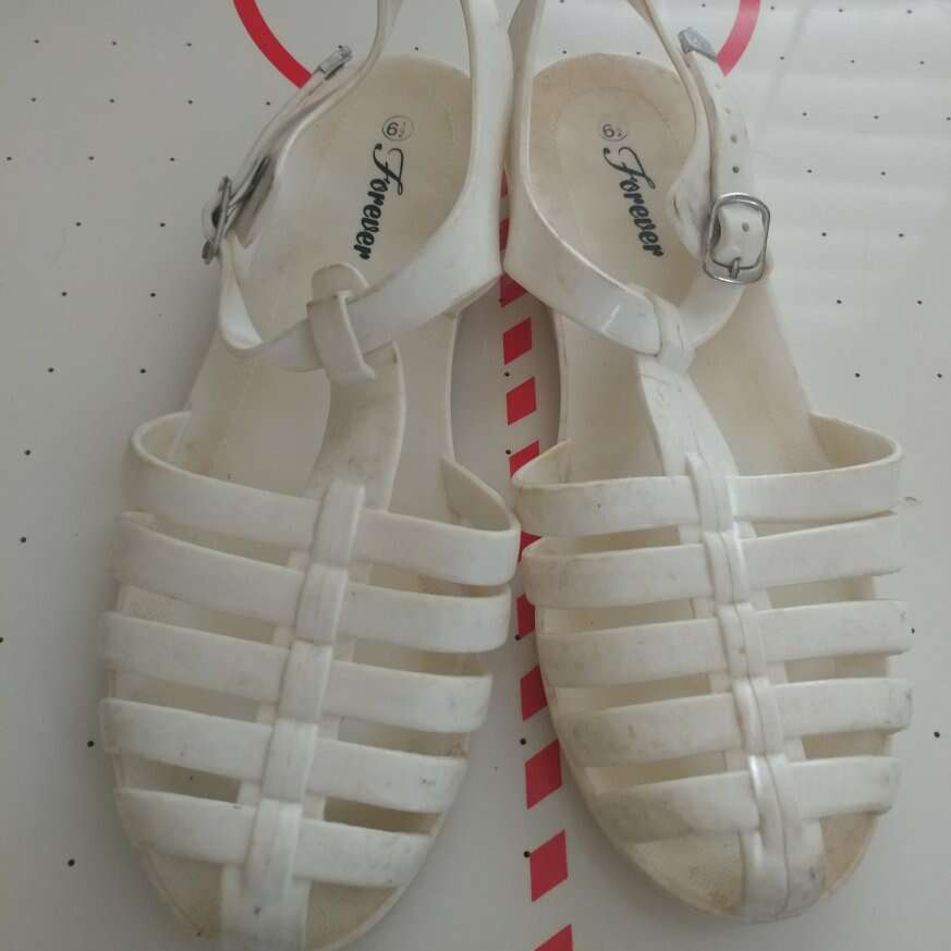 Forever jelly sandals size 6.5 to 7 in older girls