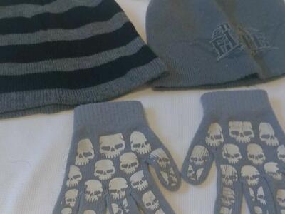 Set of 2 beanies and pair of gloves size 10 to 12