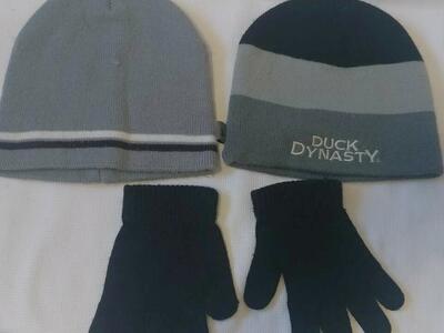 Set of 2 beanies and pair of gloves size 8 to 10