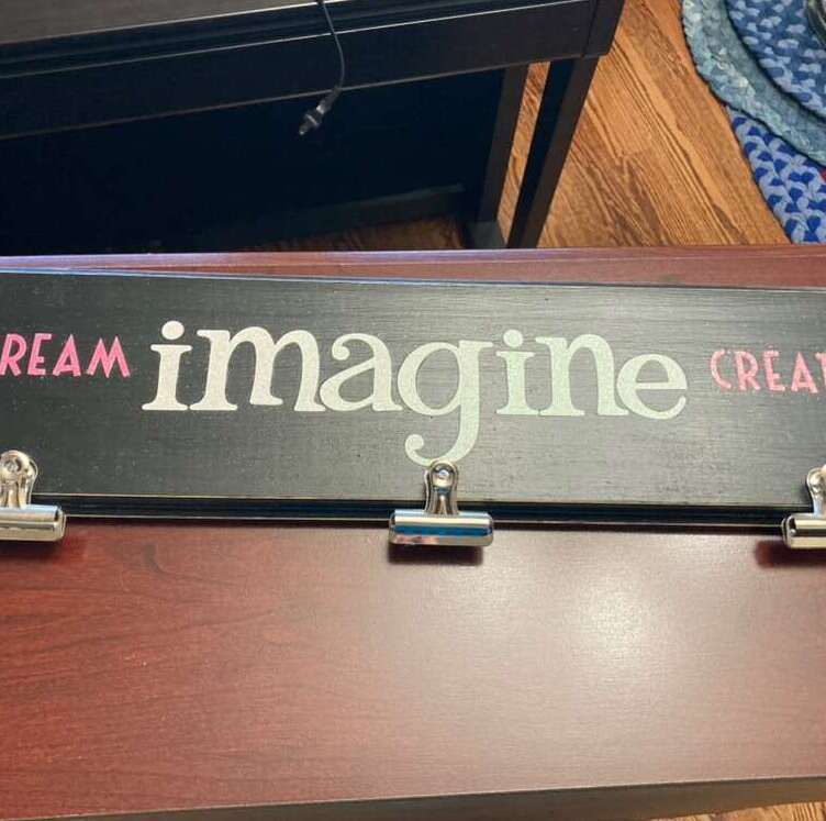 Home Decor: Artwork Holder