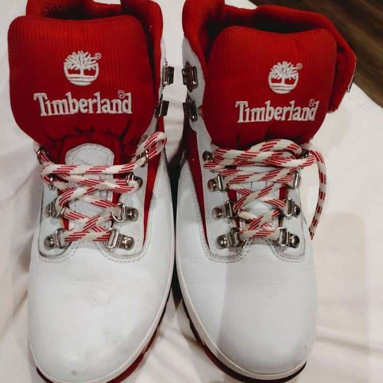 HIGH TOP TIMBERLAND TENNIS SHOES