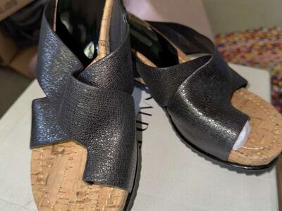 Women’s Sandals Size 11 (Brand Donald Pliner)