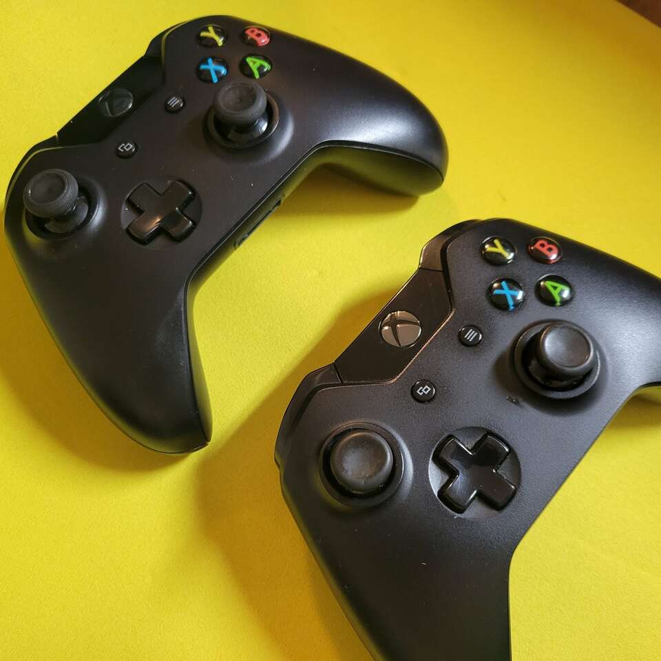 Microsoft 1708 Xbox One Controllers… Electronics