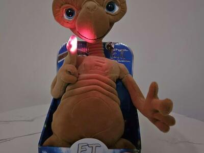 E.T. Plush Toys R Us Exclusive Talking Heart & Fin