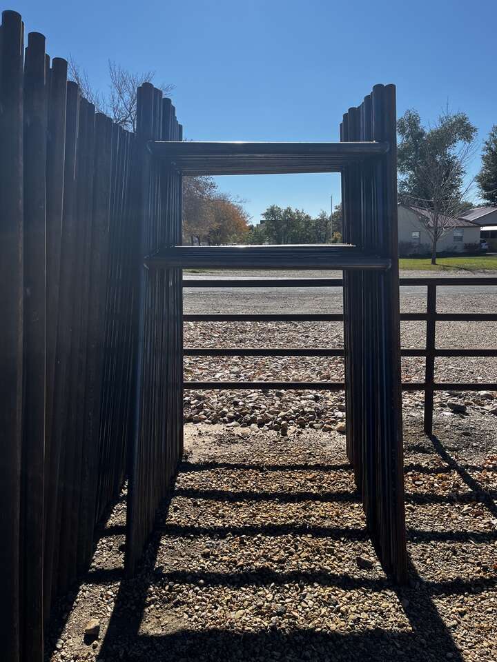 NEW 4' H Braces For Wire Fencing Industrial