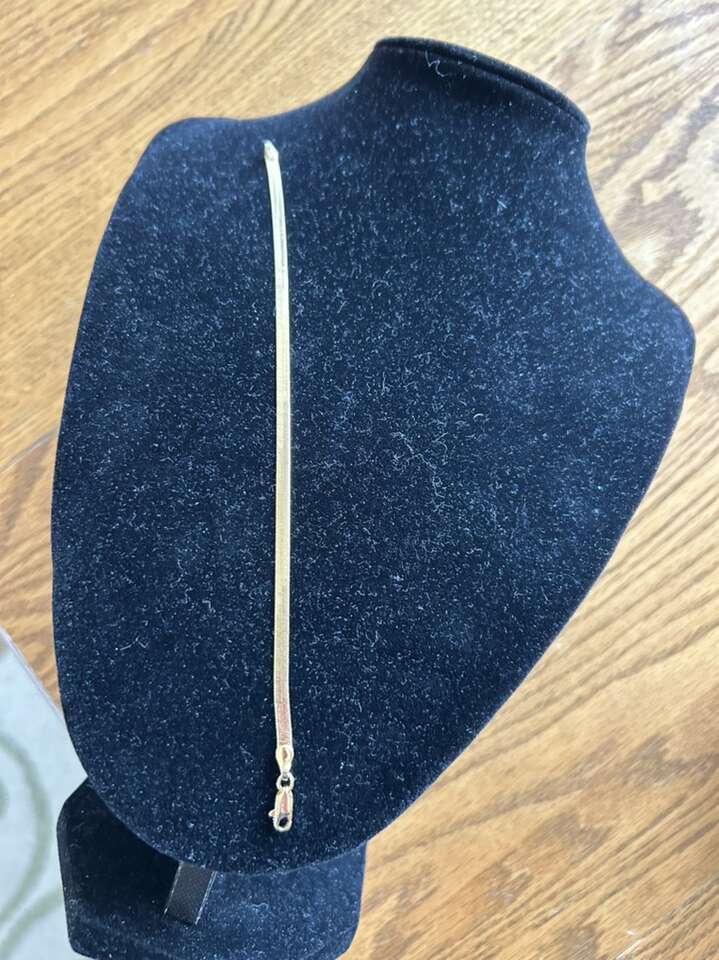 Like New Herringbone Gold Tone Bracelet 8”