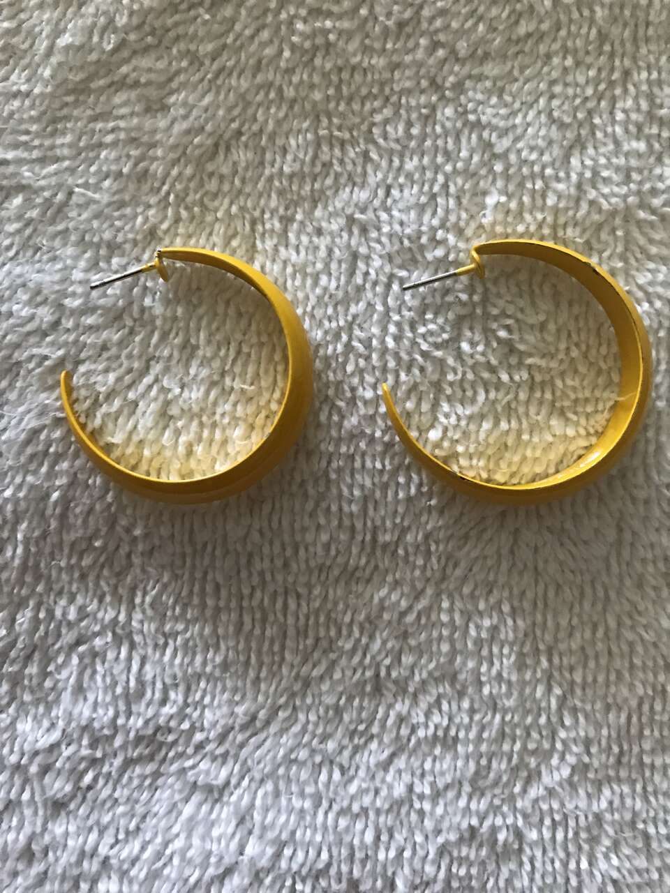 Hoop shaped earrings - Yellow in color