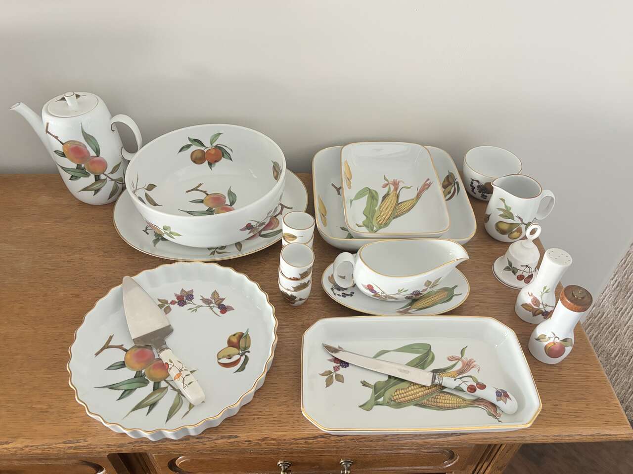 ROYAL WORCESTER - EVESHAM Design - Gold Design - numerous dishes/dinnerware