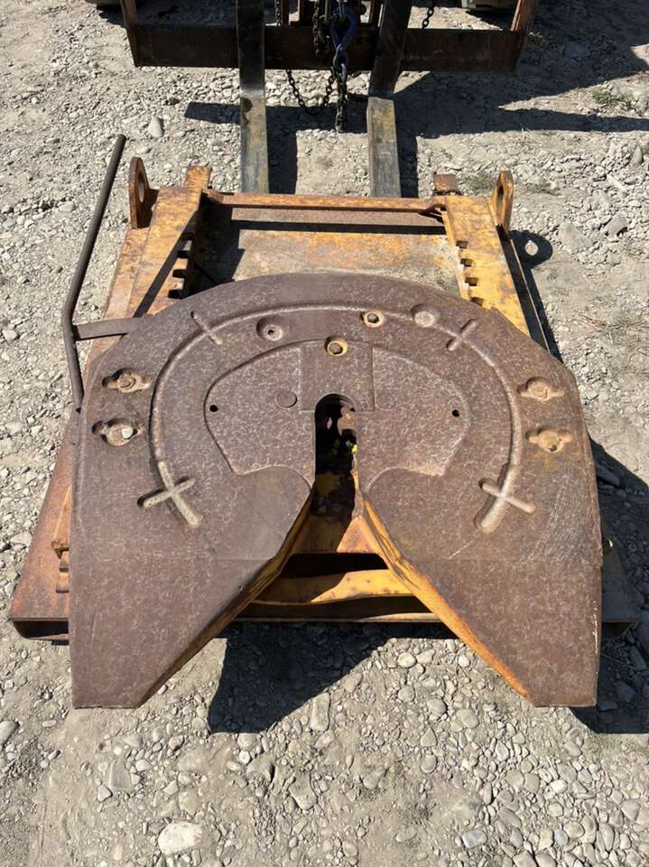 Forklift Attachment Fifth Wheel Plate