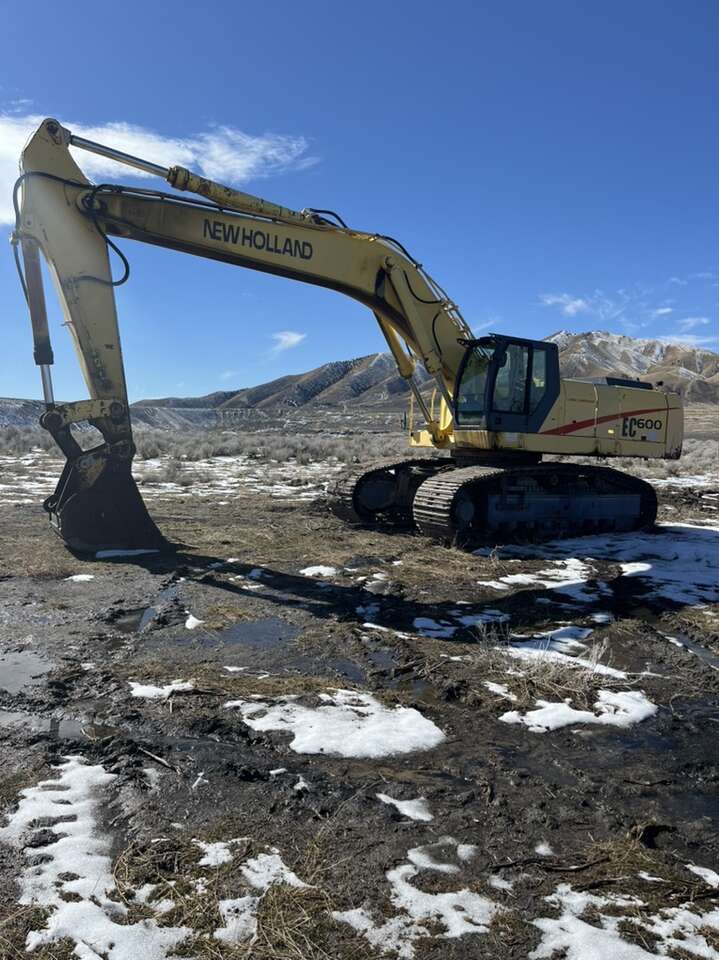 New Holland EC600 Trackhoe