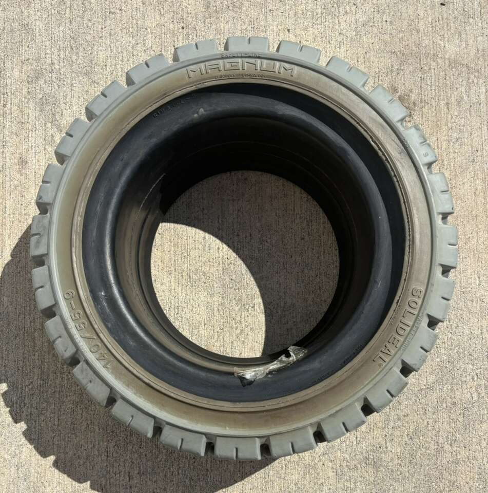 ALMOST HALF PICE! BRAND NEW- MAGNUM 140/55-9 SOLIDEAL Solid Forklift Tire/Wheel