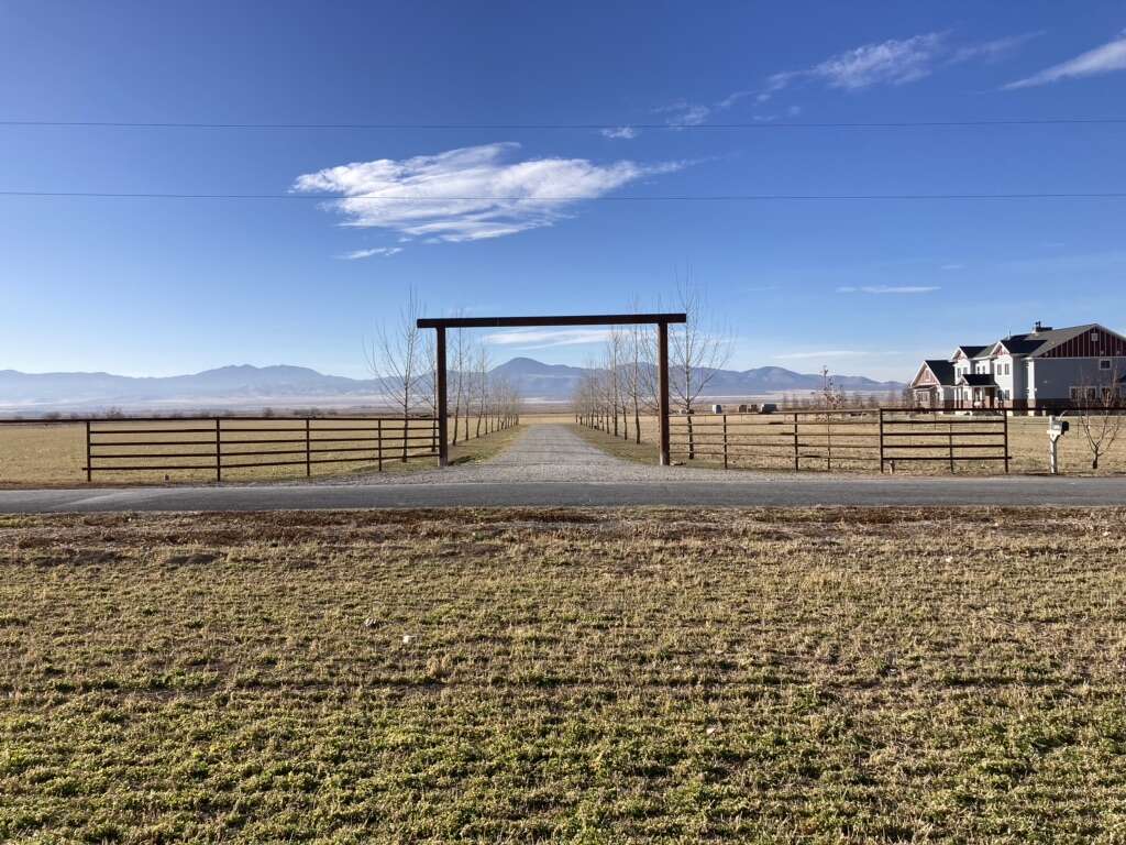 Drill Pipe Fence/ Barns