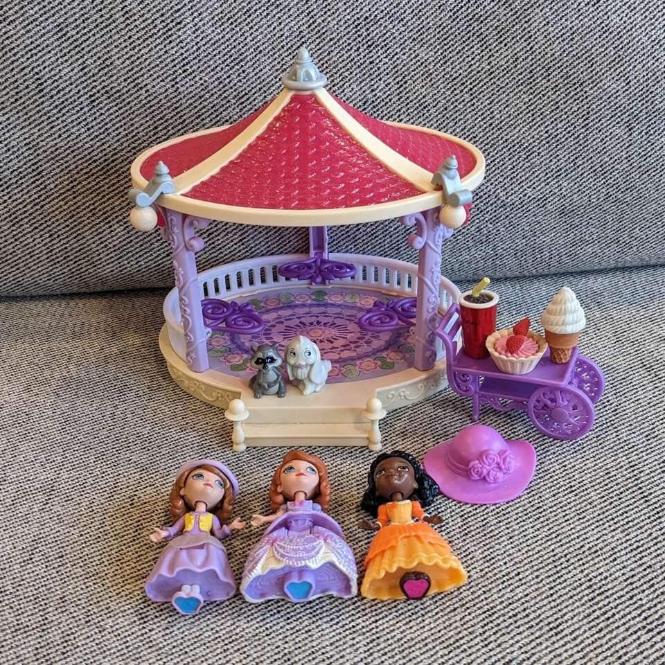 Disney Sofia The First Dolls, Gazebo, Accessories
