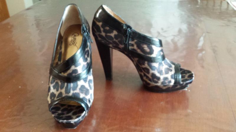 BRAND NEW CARLOS SANTANA SIZE 6