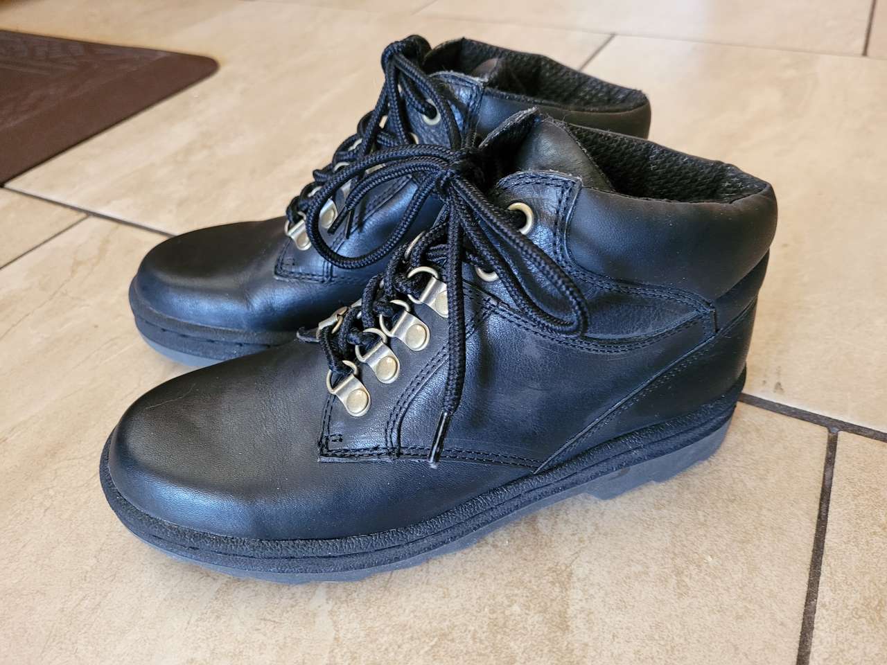 BRAND NEW GENUINE LEATHER SIZE 6