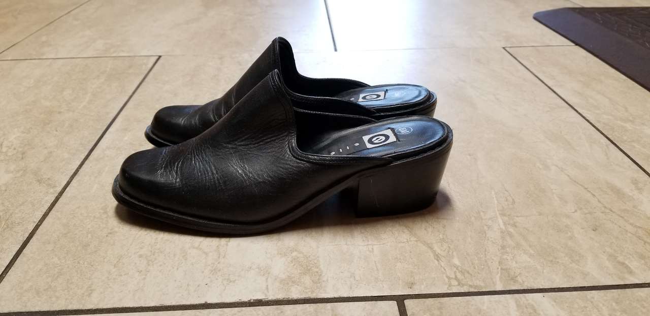 BRAND NEW GENUINE LEATHER MULES SIZE 6