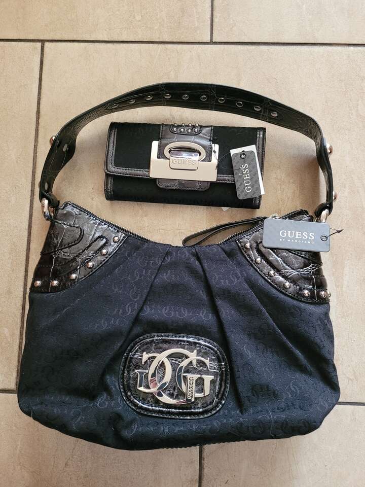 BRAND NEW GUESS BRAND PURSE