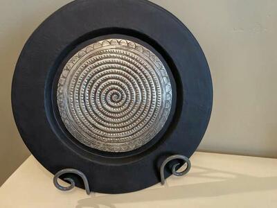 Decorative metal plate, black and silver
