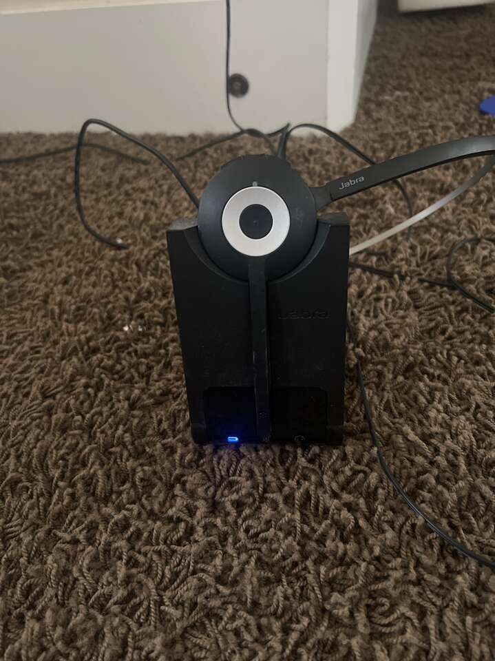 Jabra 930 headset with stand, usb, and power plug