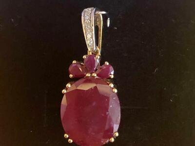 Beautiful 10K Gold And Ruby Pendant With Diamond