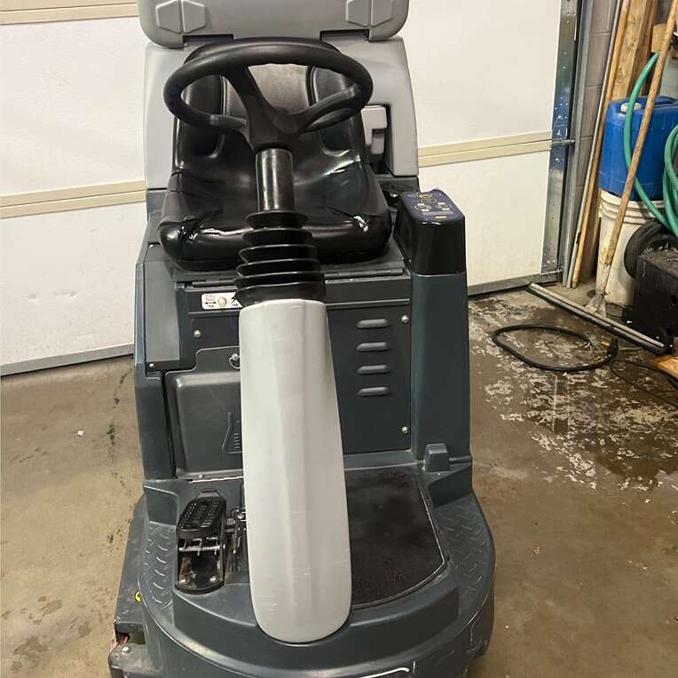 Reduced ride on floor scrubber