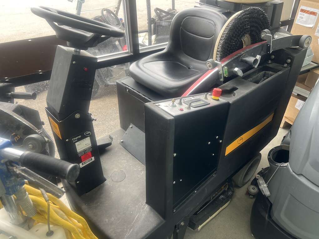 Ride on floor scrubber rental 33