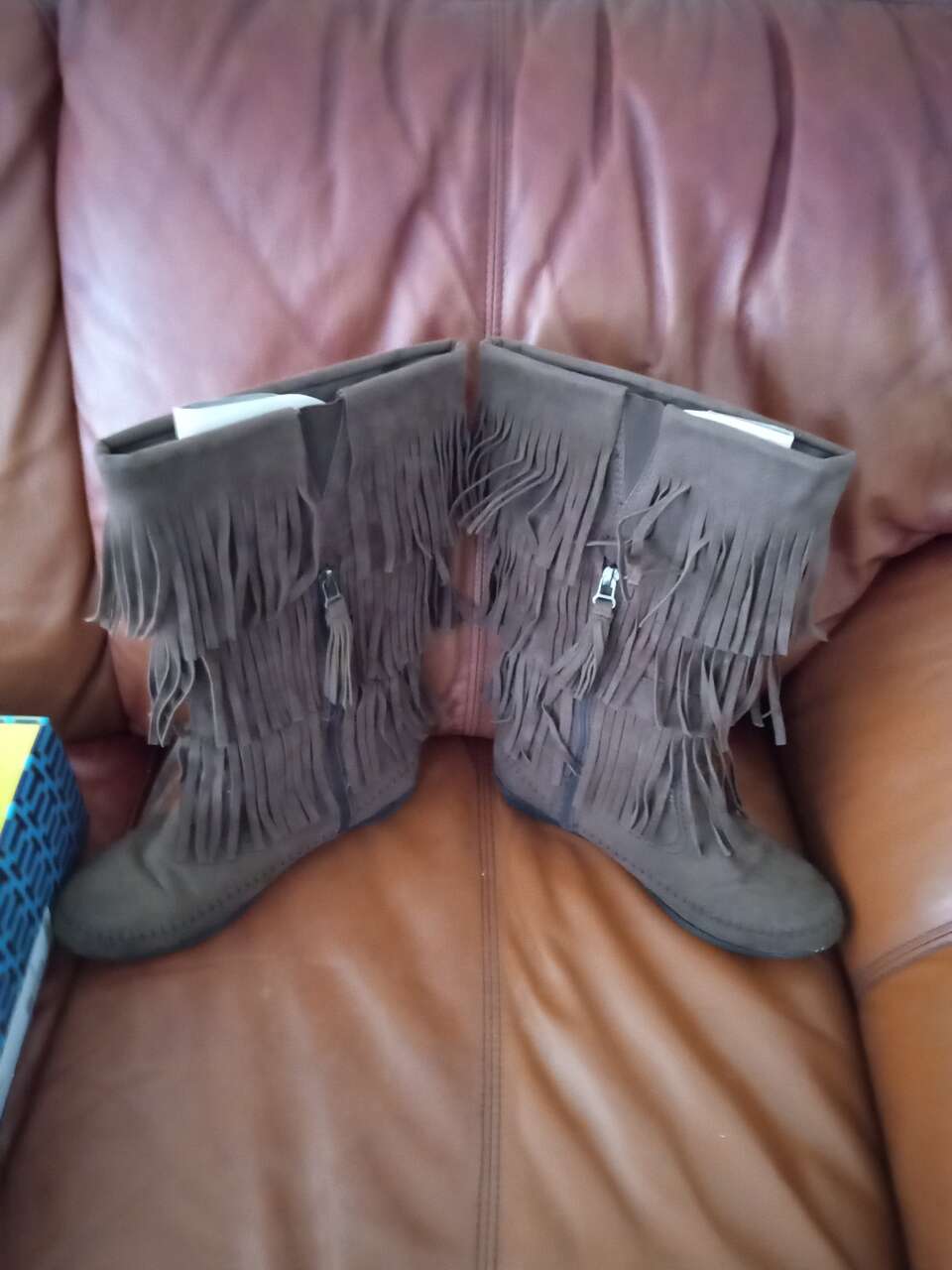 Minnetonka 3 tierd fringe native American style boots Moccasin fringe boots size 8.5