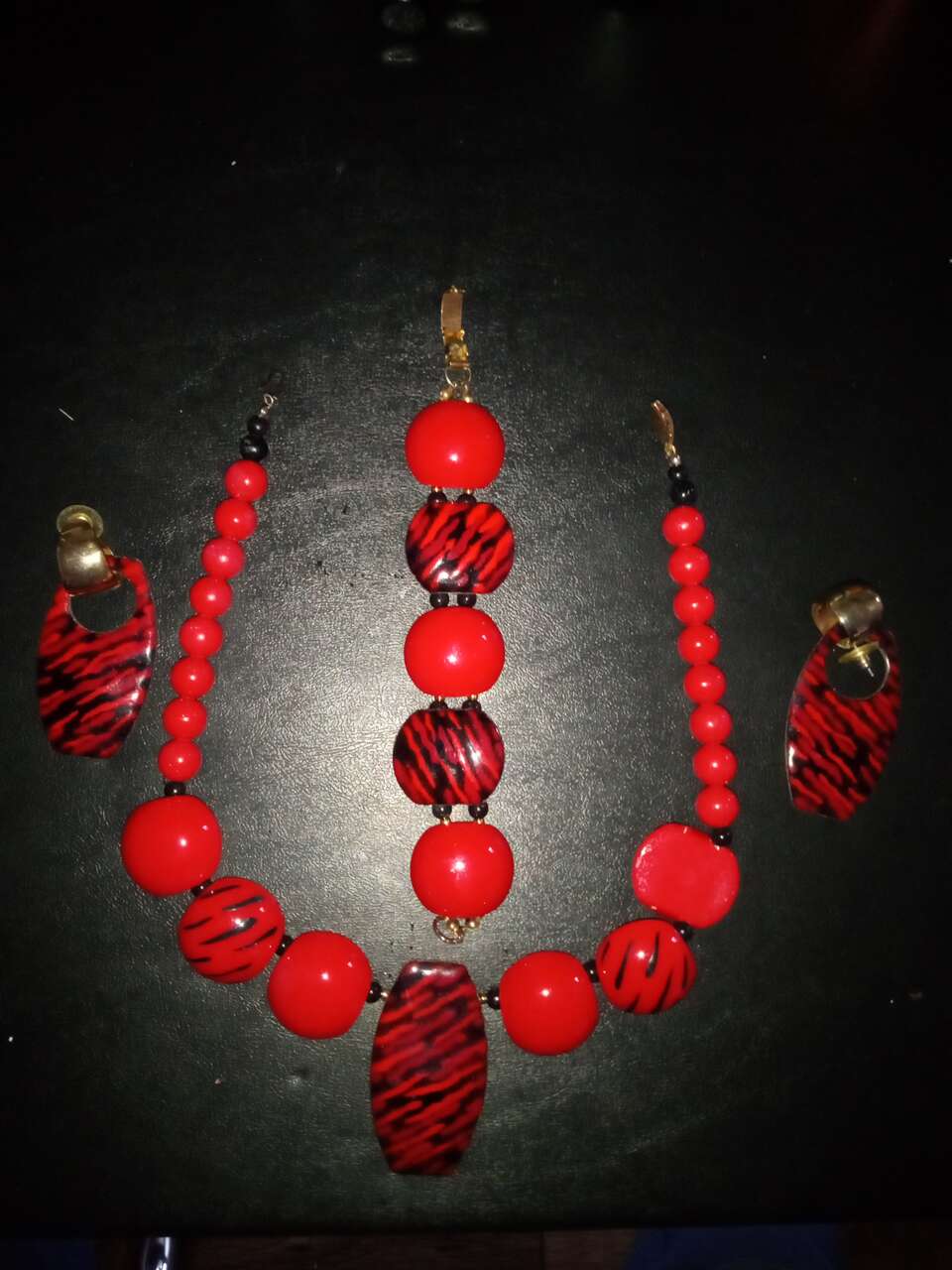 Vintage costume jewelry set red tiger stripes necklace earrings and bracelet with case