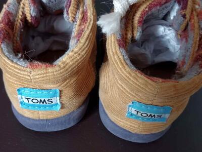 Tiny toddler Tom's courdory shoes size 4.5