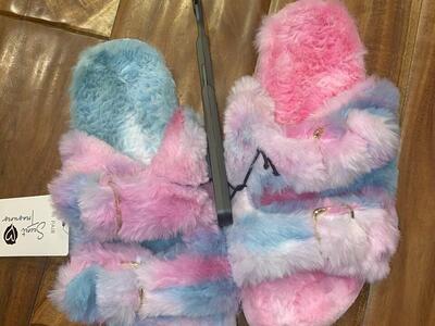 Brand New Women’s Size 7 Fuzzy Sandals