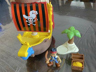 Jake and The Neverland Pirate (Hooks Ship) toy