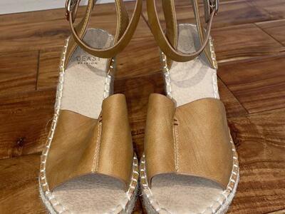 Women size 6 Sandals