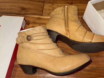 New Women Size 8.5 Boot