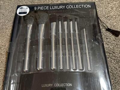 New Makeup 9 Piece Brush and Holder Set