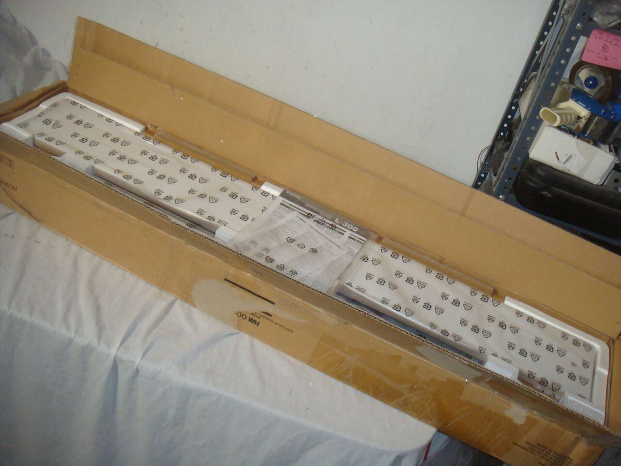 YAMAHA L-300 MATCHING PIANO KEYBOARD STAND IN WHITE FOR DGX-670 -READ!!